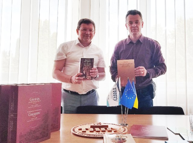 Момент передачі книг в бібліотеку ТНПУ